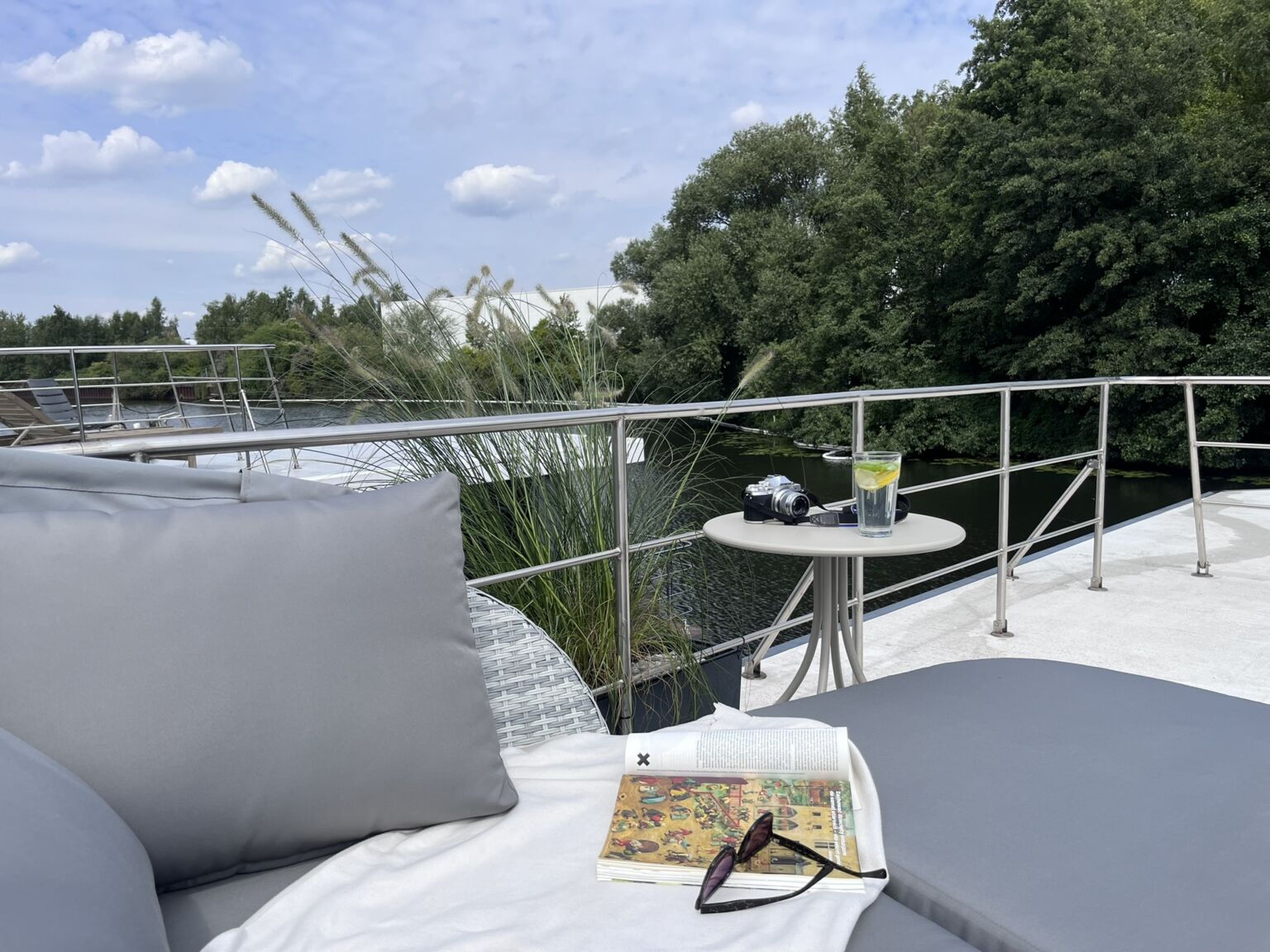 bequemes Gartensofa mit ausklappbarem Dach auf dem Dach des Hausboots