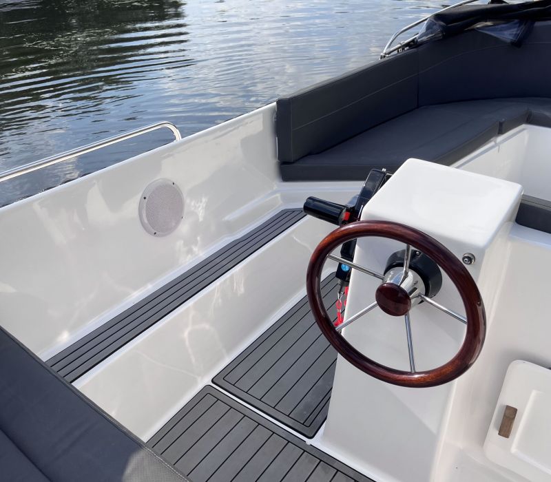 Deck und Holzlenkrad