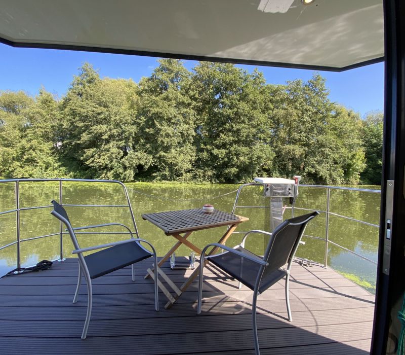 Terrasse des Hausboots und Blick auf den Fluss Bille in Econ Marine