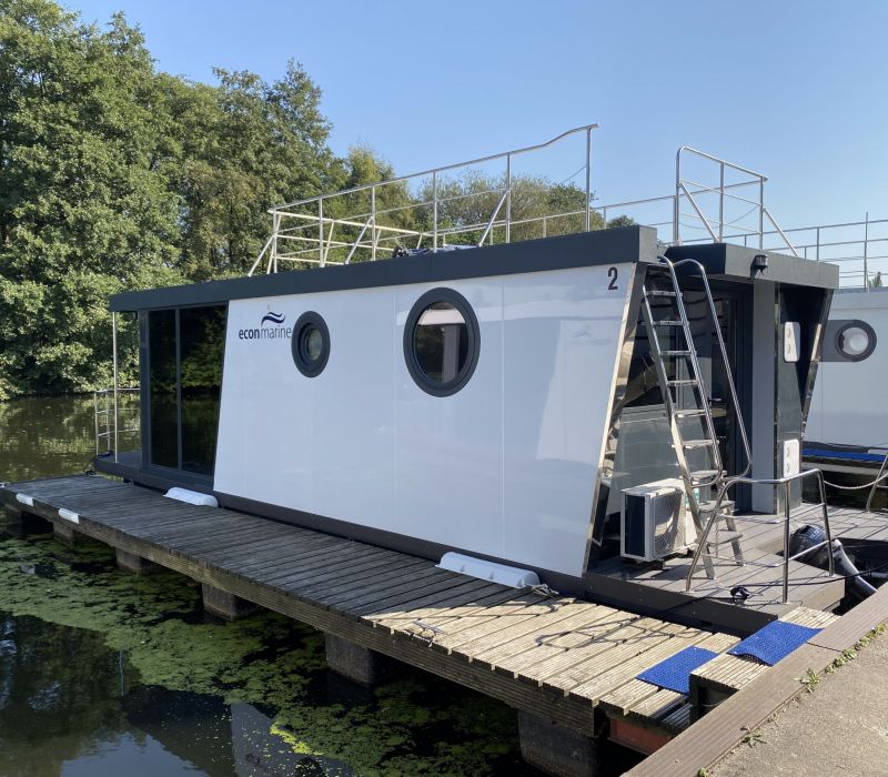 Hausboots und Steg an einem sonnigen Tag bei unsere Marina