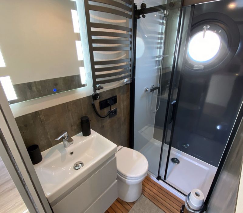 Funktionales Badezimmer in unserem Hausboot