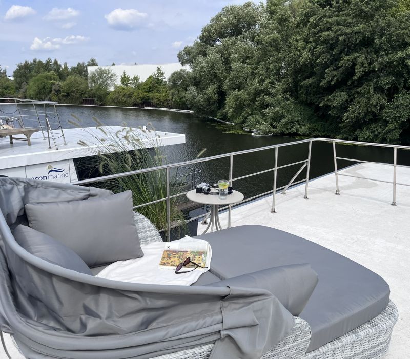 bequemes Sofa mit ausklappbarem Dach auf dem Dach des Hausboots