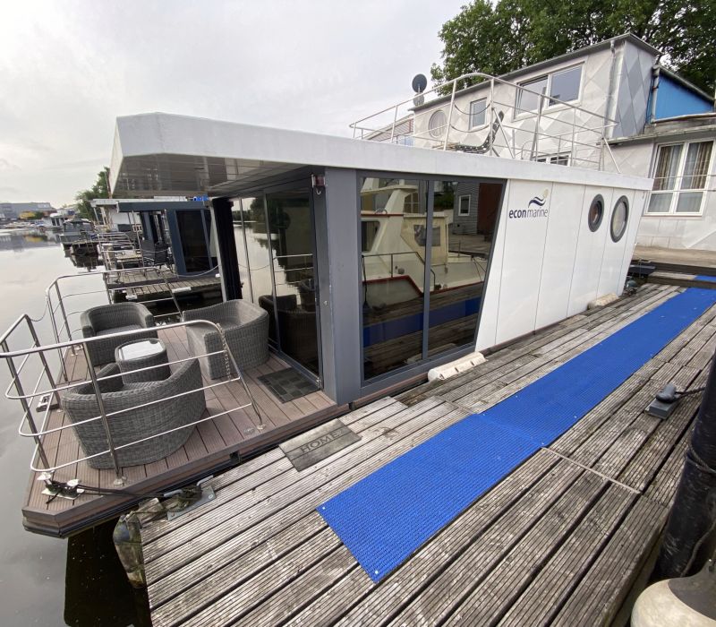 Hausboots und Steg bei Econ Marine morgens