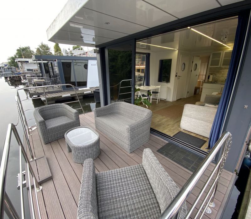 Die Terrasse des Hausboots ist der ideale Ort, um sich inmitten der Natur zu entspannen