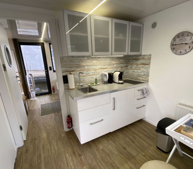 Eine komfortable und funktionale Küche in unserem Hausboot