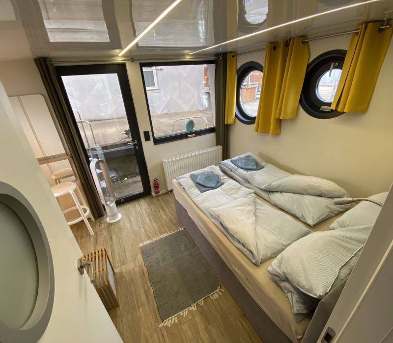 geräumiges und ruhiges Schlafzimmer auf dem Wasser