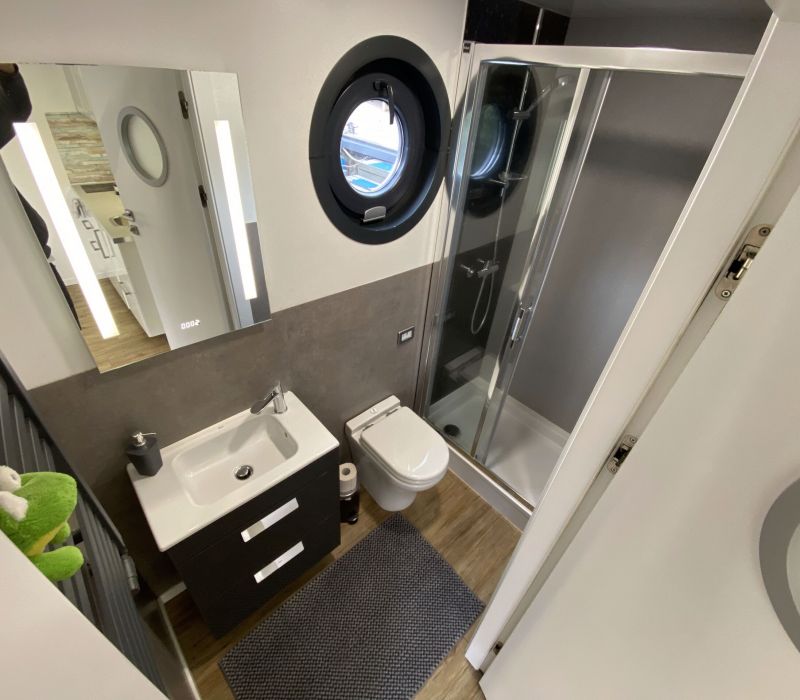 Funktionales Badezimmer auf einem von Hausboots